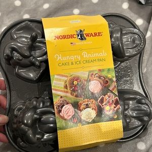 Nordic ware hungry animal baking pan